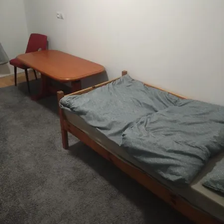 Tanie Pokoj Nr 9 , 1 Osobowy Z Lazienka Na Korytarzu Apartmán *